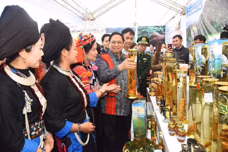 Thủ tướng Phạm Minh Chính thăm các gian hàng trưng bày các đặc sản của địa phương nhân Ngày hội. Thủ tướng Phạm Minh Chính thăm các gian hàng trưng bày các đặc sản của địa phương nhân Ngày hội.