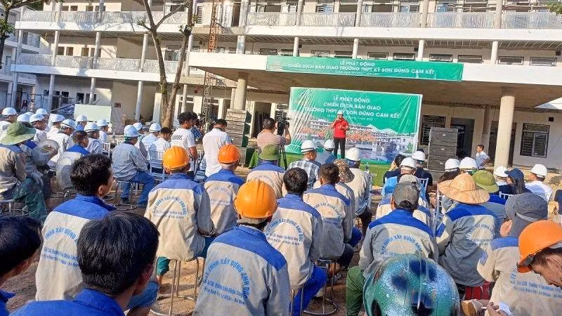 Tổng Giám đốc Tập đoàn Trung Nam Nguyễn Tâm Tiến phát động chiến dịch thi công 30 ngày đêm, từ 29/7 đến 29/8 để sớm hoàn thành và bàn giao Trường THPT Kỳ Sơn vào sử dụng đúng như cam kết.