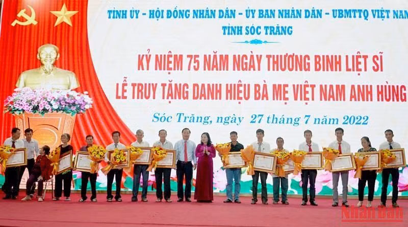 Trao Danh hiệu vinh dự Nhà nước “Bà Mẹ Việt Nam anh hùng” cho các gia đình chính sách tỉnh Sóc Trăng.