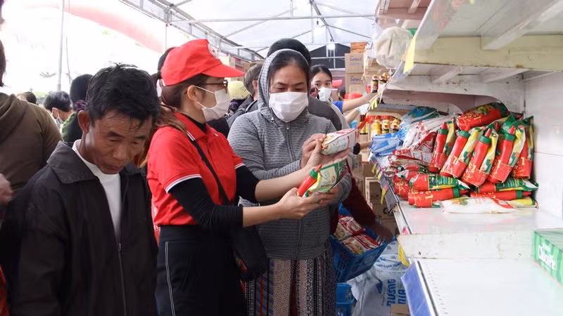 Người dân Đà Nẵng mua hàng tại “Siêu thị 0 đồng”. Người dân Đà Nẵng mua hàng tại “Siêu thị 0 đồng”.