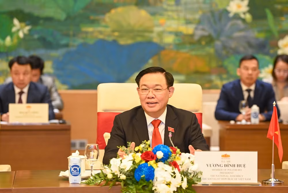 Chủ tịch Quốc hội Vương Đình Huệ phát biểu tại buổi tiếp. Chủ tịch Quốc hội Vương Đình Huệ phát biểu tại buổi tiếp.