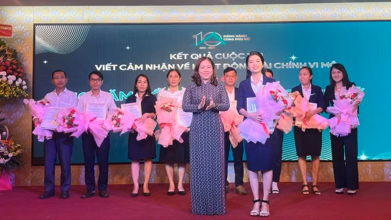 Trao giải thưởng cho tập thể và cá nhân đạt giải trong cuộc thi viết bài cảm nhận về hoạt động tài chính vi mô của Quỹ Hỗ trợ phụ nữ phát triển kinh tế tỉnh Bến Tre.