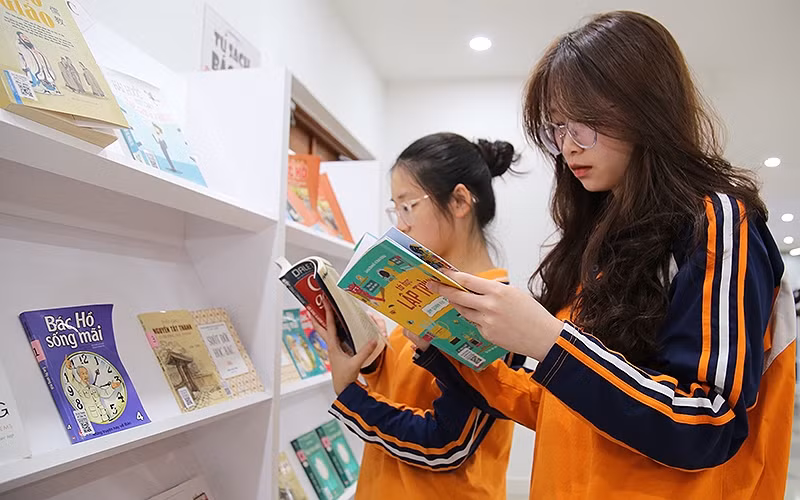 Các bạn trẻ say mê tìm hiểu kiến thức tại Lễ phát động Chương trình “Mỗi thanh niên, một cuốn sách làm bạn” năm 2023.