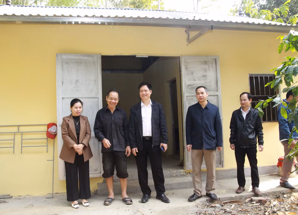 Cán bộ huyện Thuận Châu, tỉnh Sơn La chung vui với người dân dọn vào ngôi nhà mới. Cán bộ huyện Thuận Châu, tỉnh Sơn La chung vui với người dân dọn vào ngôi nhà mới.