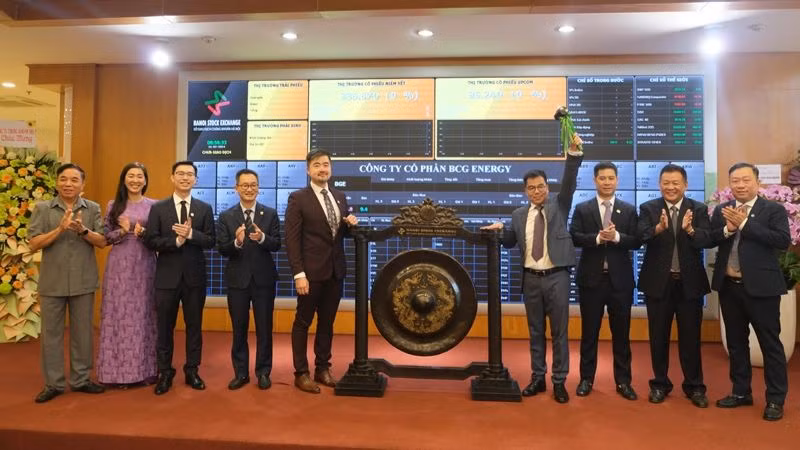 Đánh cồng khai trương phiên giao dịch đầu tiên cổ phiếu BGE trên thị trường UPCoM tại HNX.