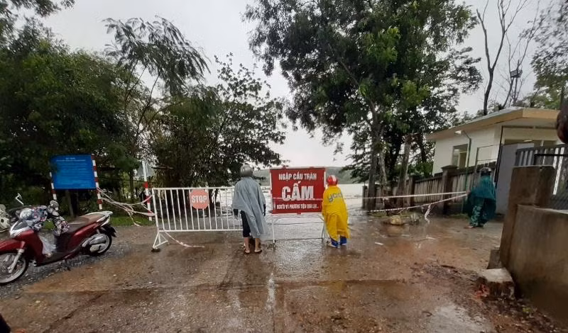 Huyện Sơn Hà bố trí lực lượng canh gác, cắm biển cảnh báo, tuyệt đối không cho người và phương tiện đi qua các ngầm, tràn bị ngập sâu.
