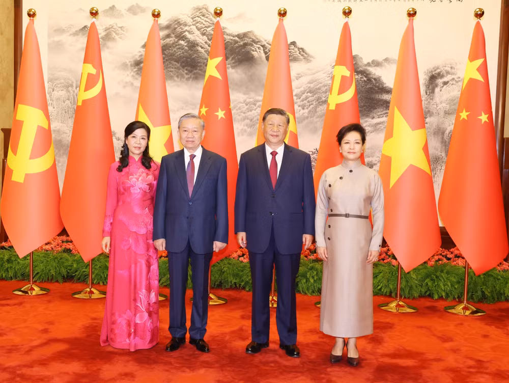 Tổng Bí thư, Chủ tịch nước Trung Quốc Tập Cận Bình và Phu nhân cùng Tổng Bí thư, Chủ tịch nước Tô Lâm và Phu nhân chụp ảnh chung. Ảnh: Trí Dũng – TTXVN