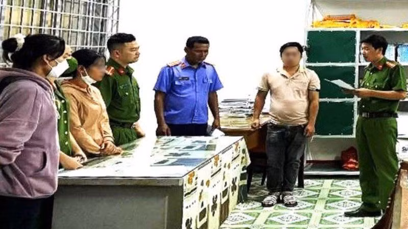 Cơ quan Cảnh sát điều tra Công an huyện thi hành lệnh bắt tạm giam đối với H Phia Je (áo vàng), nguyên Chủ tịch Hội Chữ thập đỏ xã Đắk Liêng. (Ảnh: Công an huyện Lắk)
