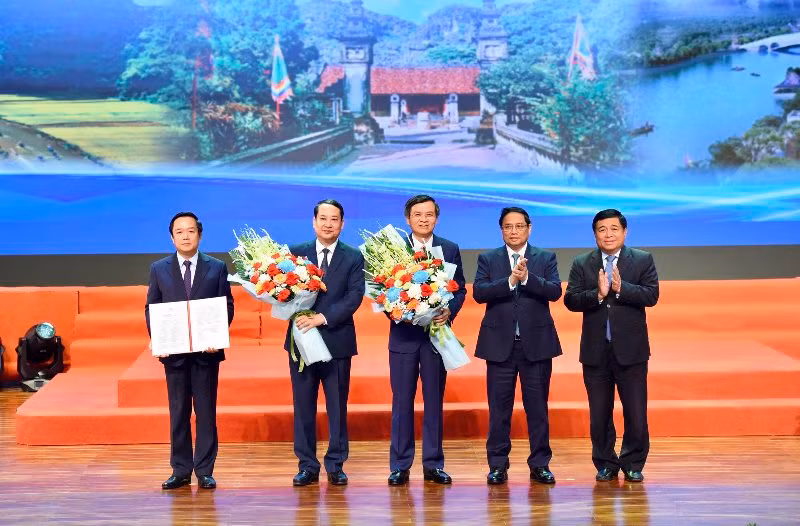 Thủ tướng Phạm Minh Chính chúc mừng lãnh đạo tỉnh Ninh Bình đón nhận Quyết định của Thủ tướng Chính phủ phê duyệt Quy hoạch tỉnh. Thủ tướng Phạm Minh Chính chúc mừng lãnh đạo tỉnh Ninh Bình đón nhận Quyết định của Thủ tướng Chính phủ phê duyệt Quy hoạch tỉnh.