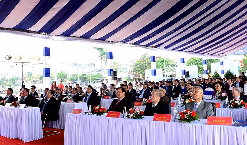 Các đồng chí lãnh đạo Trung ương và địa phương tham dự tại lễ khởi công. Các đồng chí lãnh đạo Trung ương và địa phương tham dự tại lễ khởi công.