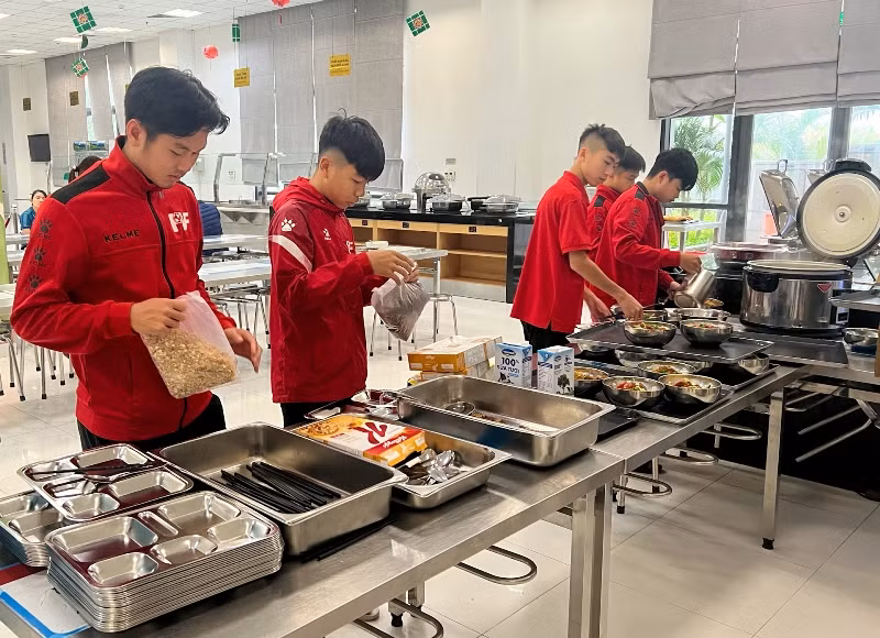 [Ảnh] Chủ tịch Quốc hội Vương Đình Huệ thăm Trung tâm đào tạo bóng đá trẻ PVF ảnh 4