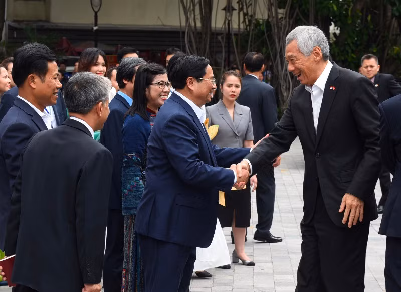 Thủ tướng Phạm Minh Chính đón Thủ tướng Singapore Lý Hiển Long tại Đại học Quốc gia Hà Nội.