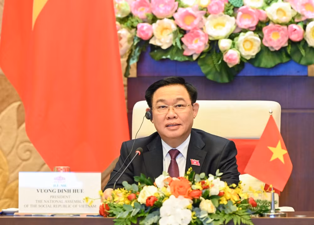 Chủ tịch Quốc hội Vương Đình Huệ chúc mừng Chủ tịch Đảng Nhân dân Campuchia, Chủ tịch Hội đồng Cố vấn tối cao của Quốc vương Campuchia Samdech Techo Hun Sen được Thượng viện Campuchia khóa V bầu giữ chức Chủ tịch Thượng viện. Chủ tịch Quốc hội Vương Đình Huệ chúc mừng Chủ tịch Đảng Nhân dân Campuchia, Chủ tịch Hội đồng Cố vấn tối cao của Quốc vương Campuchia Samdech Techo Hun Sen được Thượng viện Campuchia khóa V bầu giữ chức Chủ tịch Thượng viện.