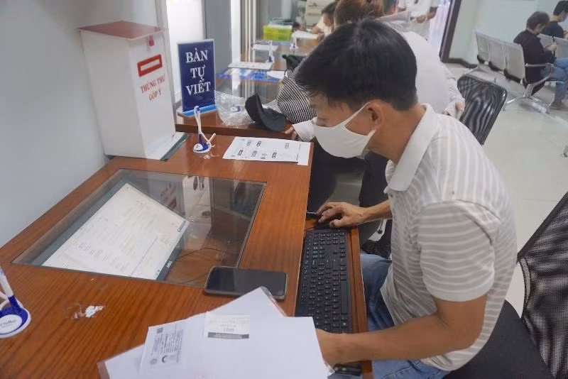 Người dân sử dụng dịch vụ công trực tuyến tại Trung tâm Hành chính thành phố Đà Nẵng.