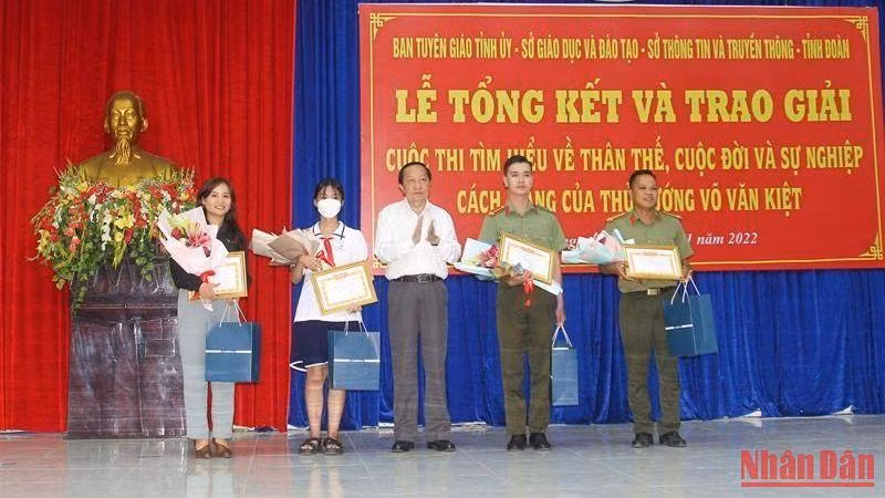 Phó Bí thư Thường trực Tỉnh ủy Vĩnh Long Nguyễn Thành Thế trao giải Nhất cho các thí sinh đoạt giải. (Ảnh: BÁ DŨNG)
