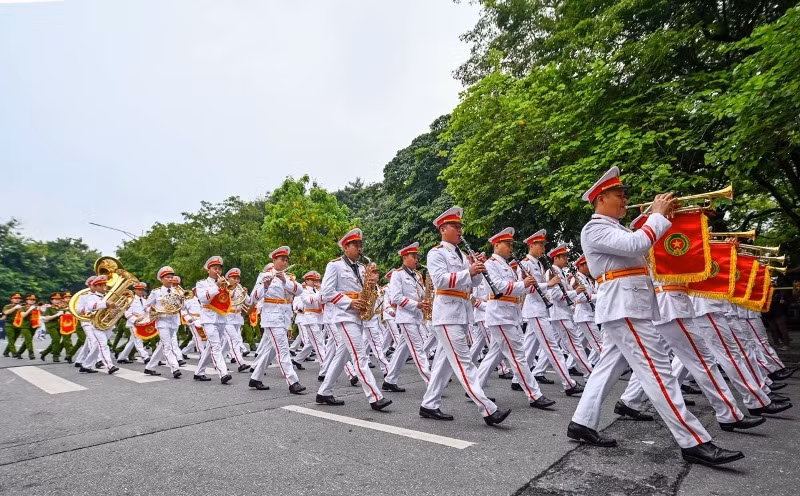 Cán bộ, chiến sĩ Đoàn Nghi lễ Công an nhân dân - Bộ Tư lệnh Cảnh sát cơ động biểu diễn nhạc kèn trên phố đi bộ. 