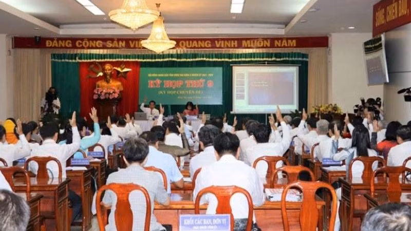 Các đại biểu Hội đồng nhân dân tỉnh Đồng Nai biểu quyết tại kỳ họp.