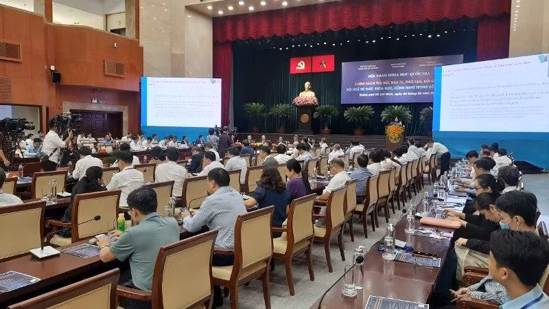Quang cảnh Hội thảo quốc gia “Chính sách thu hút, đầu tư, đào tạo, bồi dưỡng đội ngũ trí thức khoa học, công nghệ trong bối cảnh mới”. 