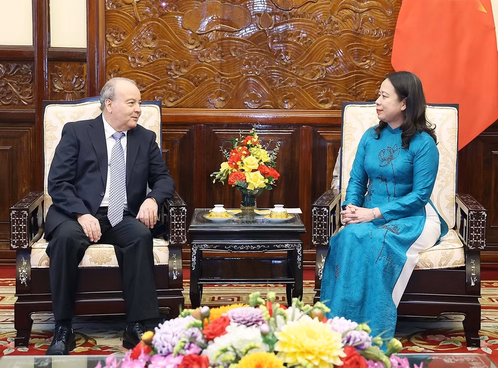 Quyền Chủ tịch nước Võ Thị Ánh Xuân tiếp Đại sứ Đặc mệnh toàn quyền Cộng hòa Algeria Dân chủ và Nhân dân. (Ảnh: TTXVN) Quyền Chủ tịch nước Võ Thị Ánh Xuân tiếp Đại sứ Đặc mệnh toàn quyền Cộng hòa Algeria Dân chủ và Nhân dân. (Ảnh: TTXVN)