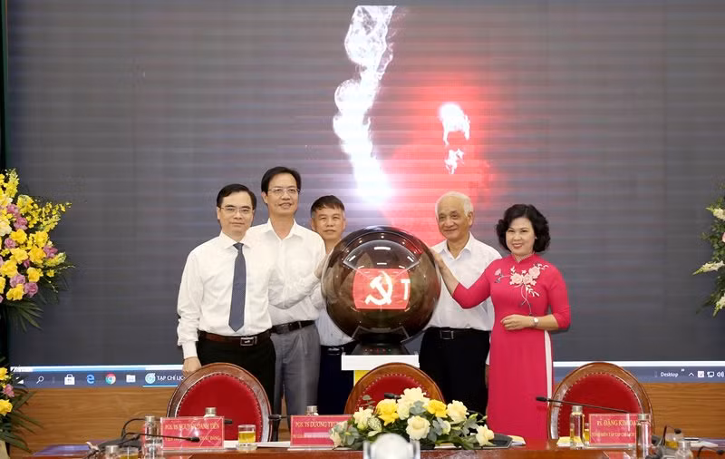 Ấn nút khai trương Tạp chí Lịch sử Đảng điện tử. 