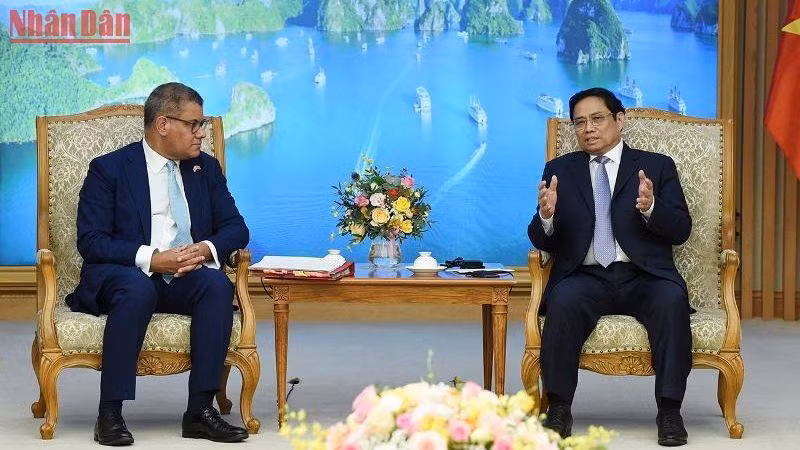 Thủ tướng Phạm Minh Chính tiếp ông Alok Kumar Sharma, Bộ trưởng Chính phủ Anh, Chủ tịch COP26.