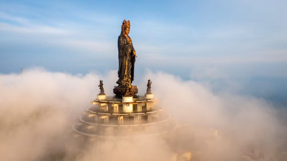 Tượng Phật Bà Tây Bổ Đà Sơn trên đỉnh núi. (Ảnh: Nguyễn Minh Tú)