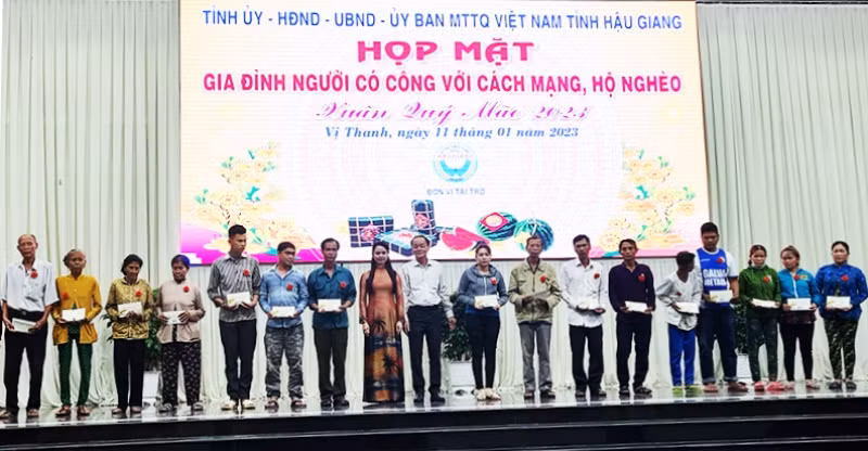 Tặng quà Tết cho hộ nghèo. Tặng quà Tết cho hộ nghèo.
