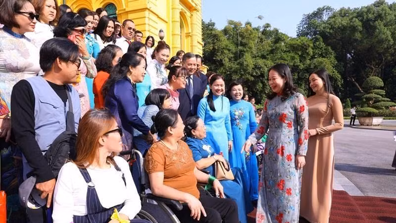 Phó Chủ tịch nước Võ Thị Ánh Xuân trò chuyện cùng Đoàn đại biểu phụ nữ khuyết tật.