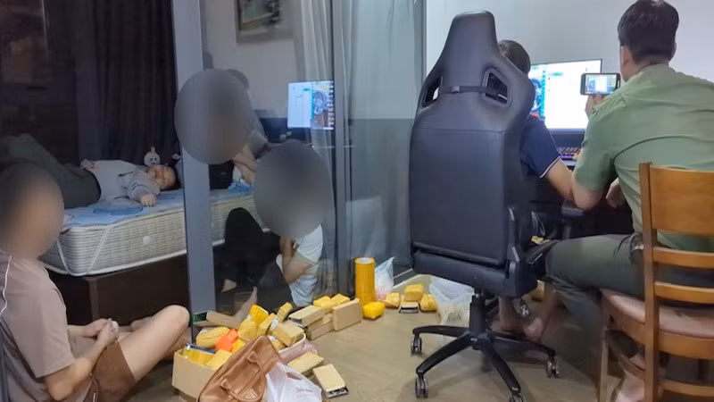 Lực lượng chức năng TP Đà Nẵng tiến hành kiểm tra đột xuất nơi tạm trú của nhóm đối tượng. (Ảnh Công an cung cấp)