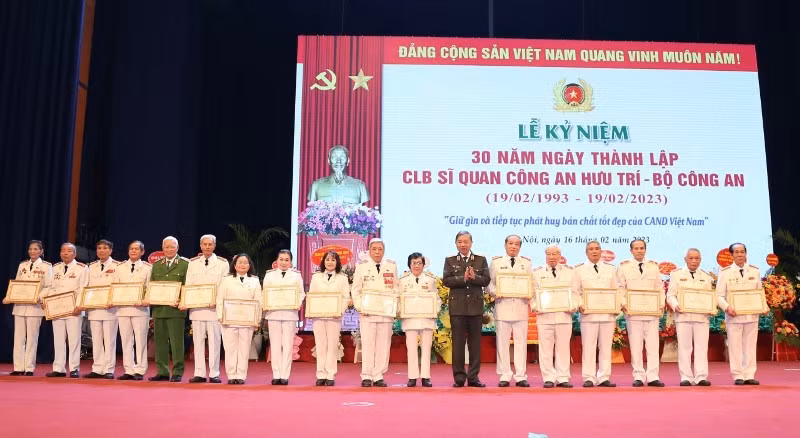 Bộ trưởng Công an Tô Lâm trao Bằng khen Bộ Công an tặng các tập thể, cá nhân xuất sắc.