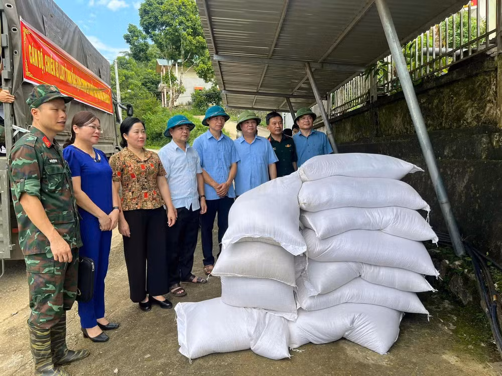 Lãnh đạo Ủy ban Mặt trận Tổ quốc Việt Nam tỉnh Bắc Kạn chỉ đạo, đôn đốc, kiểm tra việc vận chuyển gạo cho người dân vùng bị ảnh hưởng bởi cơn bão số 3. (Ảnh: THU DỊU) Lãnh đạo Ủy ban Mặt trận Tổ quốc Việt Nam tỉnh Bắc Kạn chỉ đạo, đôn đốc, kiểm tra việc vận chuyển gạo cho người dân vùng bị ảnh hưởng bởi cơn bão số 3. (Ảnh: THU DỊU)