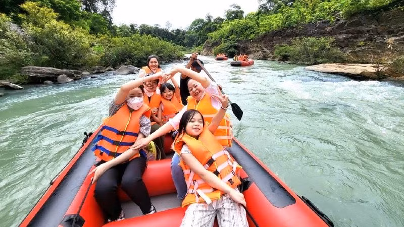 Chèo thuyền vượt thác trên sông Sê-rê-pôk, tour du lịch khám phá hấp dẫn thu hút nhiều du khách trong dịp diễn ra Lễ hội Cà-phê Buôn Ma Thuột lần thứ 8 năm 2023.