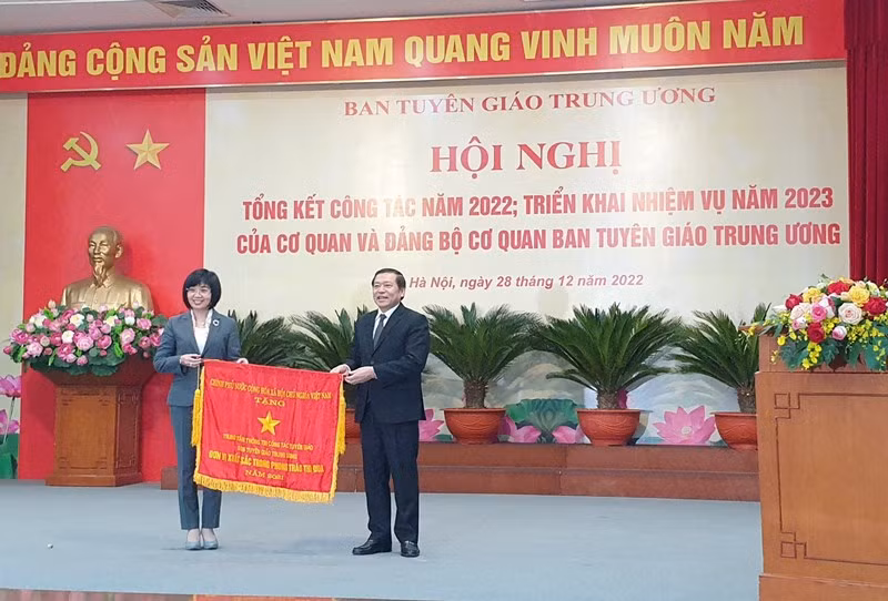 Đồng chí Lại Xuân Môn, Ủy viên T.Ư Đảng, Phó trưởng Ban Thường trực Ban Tuyên giáo Trung ương trao Cờ thi đua của Chính phủ tặng tập thể xuất sắc tiêu biểu.