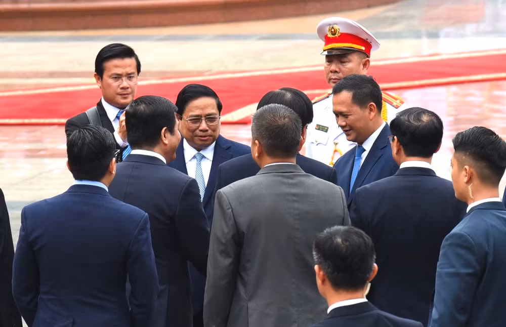Thủ tướng Phạm Minh Chính giới thiệu các thành viên đoàn Việt Nam với Thủ tướng Vương quốc Campuchia Samdech Moha Bovor Thipadei Hun Manet.