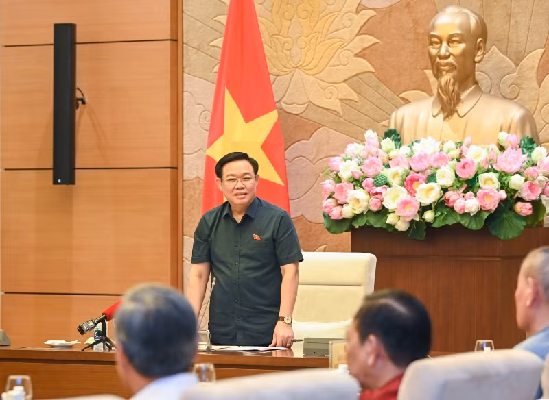 Chủ tịch Quốc hội Vương Đình Huệ trao đổi, trò chuyện tại cuộc gặp mặt đoàn cán bộ hưu trí nguyên lãnh đạo tỉnh Cà Mau qua các thời kỳ. (Ảnh: Duy Linh) Chủ tịch Quốc hội Vương Đình Huệ trao đổi, trò chuyện tại cuộc gặp mặt đoàn cán bộ hưu trí nguyên lãnh đạo tỉnh Cà Mau qua các thời kỳ. (Ảnh: Duy Linh)