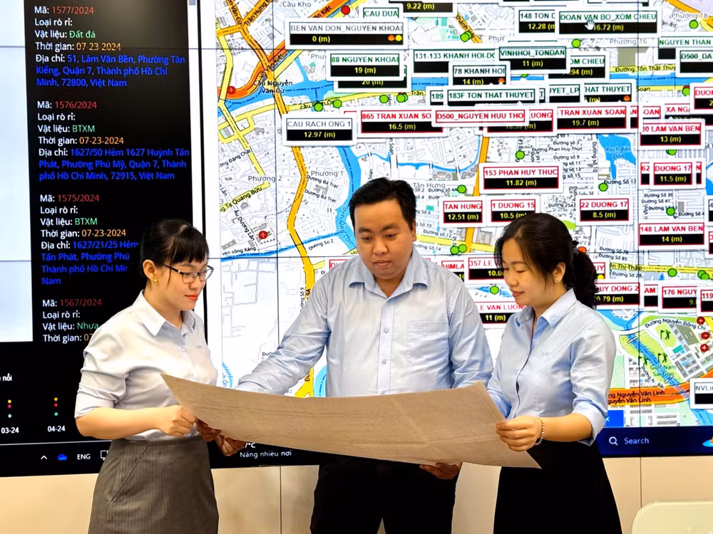 Kỹ sư công nghệ thông tin Nguyễn Minh Hoàng (giữa) - Công ty cổ phần Cấp nước Nhà Bè với nhiều sáng kiến “số hóa“ để phục vụ khách hàng tốt hơn. (Ảnh: QUÝ HIỀN)
