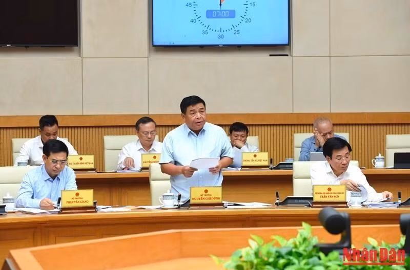 Bộ trưởng Kế hoạch và Đầu tư Nguyễn Chí Dũng trình bày báo cáo.