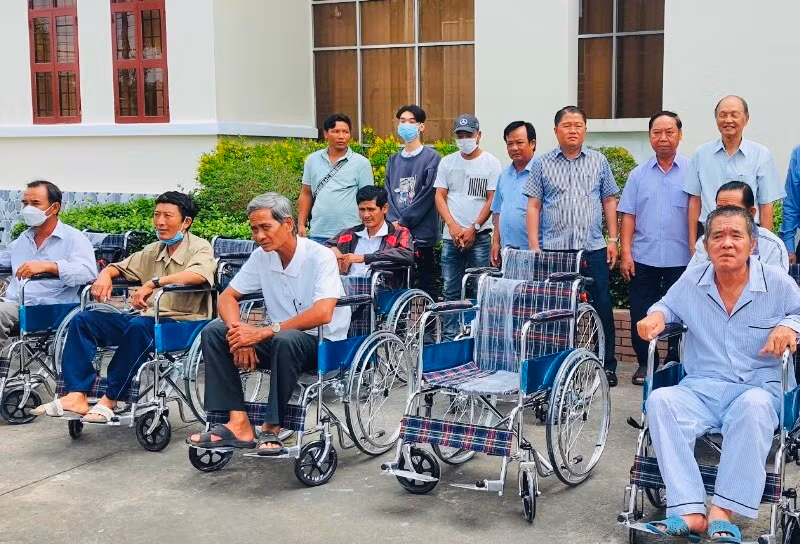 Nhiều người khuyết tật, người già khó khăn tại Bạc Liêu được trao tặng xe lăn.