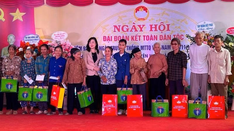 Bộ trưởng Y tế Đào Hồng Lan tặng quà người có hoàn cảnh khó khăn ở thôn Kỳ Côi, xã Tam Kỳ, huyện Kim Thành.