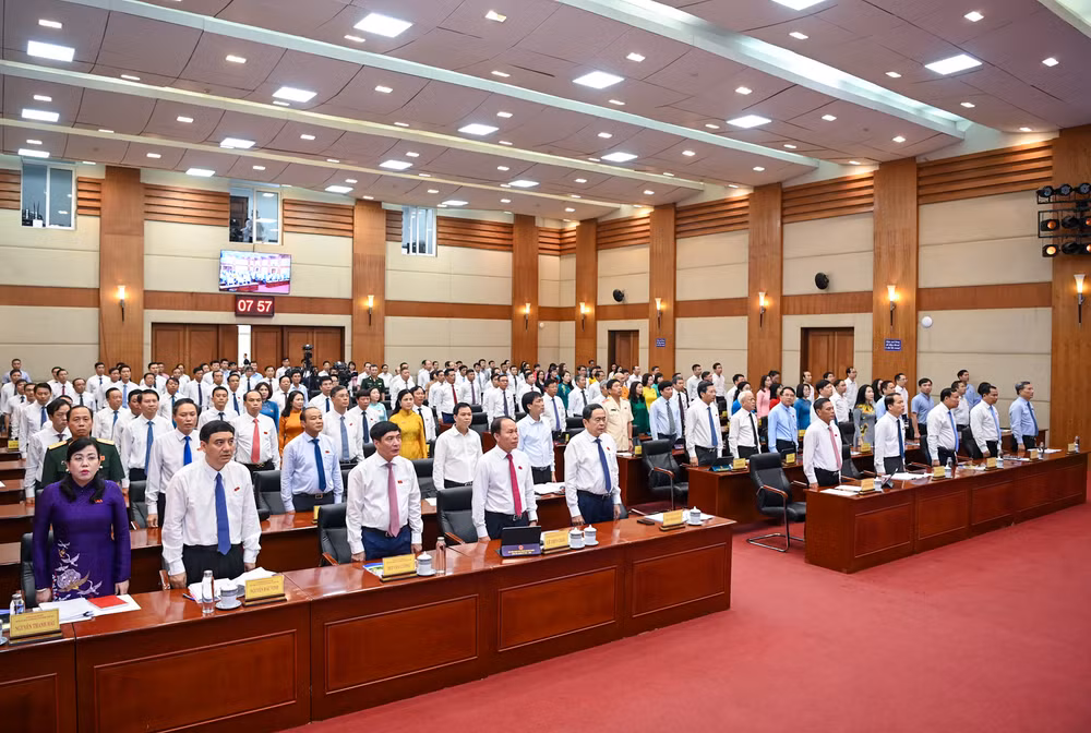 Các đại biểu thực hiện nghi thức chào cờ tại lễ khai mạc.