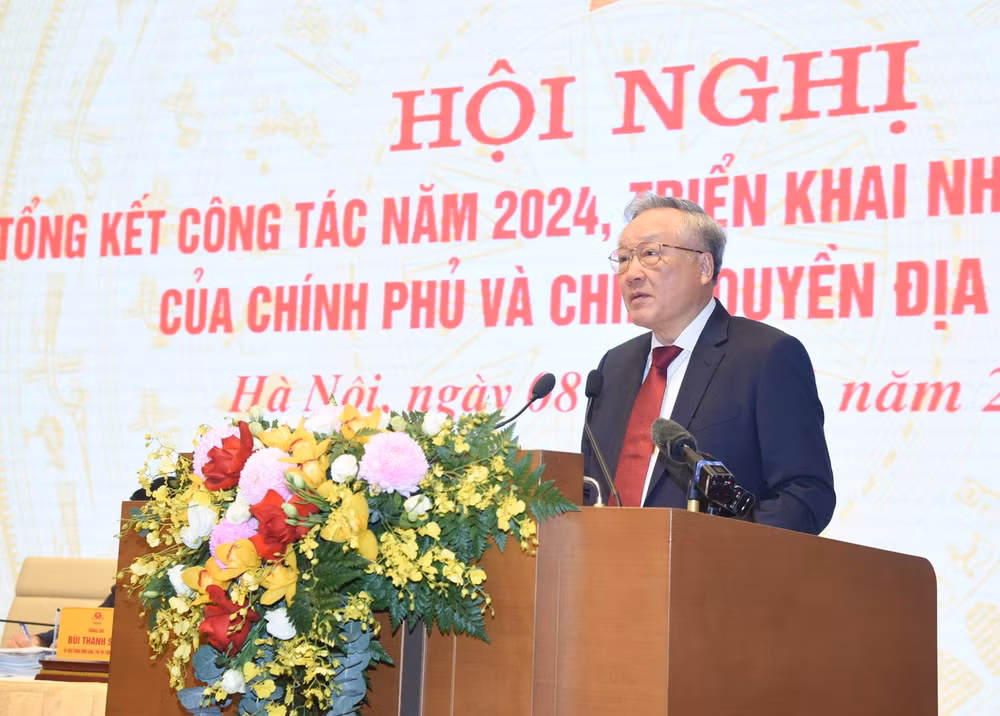 Phó Thủ tướng Thường trực Chính phủ Nguyễn Hòa Bình báo cáo tại Hội nghị. Phó Thủ tướng Thường trực Chính phủ Nguyễn Hòa Bình báo cáo tại Hội nghị.