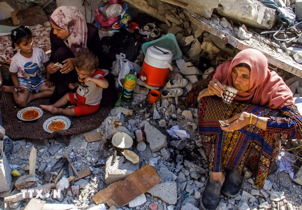 Bữa ăn của người tị nạn Palestine tại trại tạm Jabalia ở phía Bắc Dải Gaza, ngày 5/6/2024. (Ảnh: THX/TTXVN) Bữa ăn của người tị nạn Palestine tại trại tạm Jabalia ở phía Bắc Dải Gaza, ngày 5/6/2024. (Ảnh: THX/TTXVN)