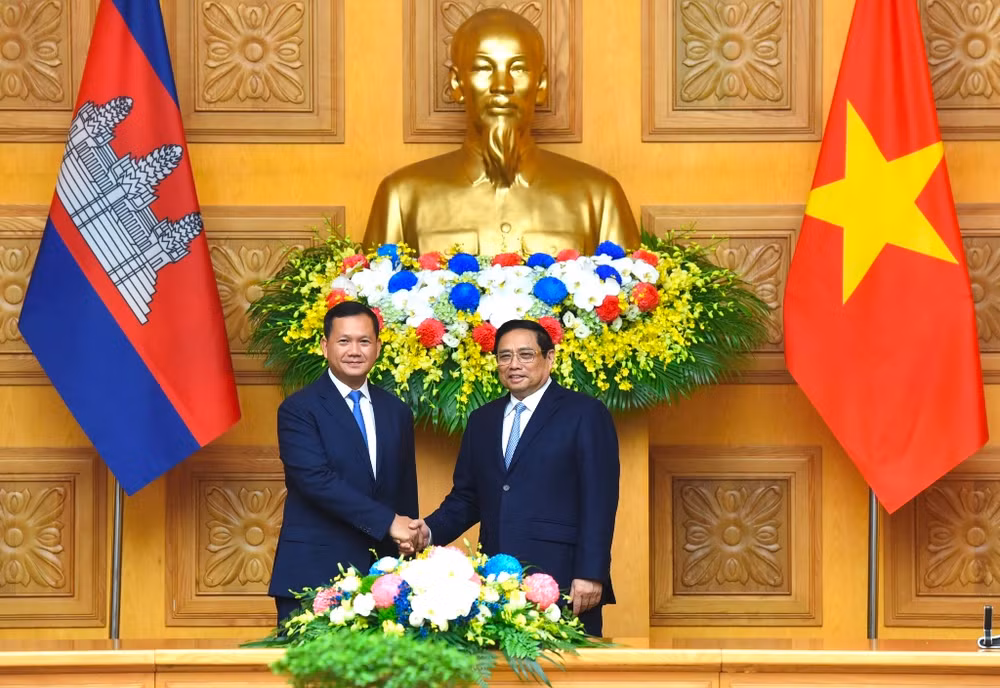 Thủ tướng Phạm Minh Chính và Thủ tướng Vương quốc Campuchia Samdech Moha Bovor Thipadei Hun Manet trước khi vào hội đàm.