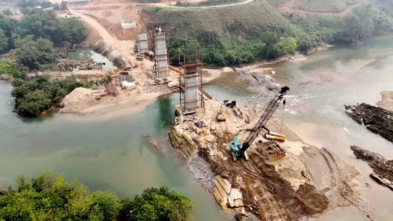 Nhà thầy huy động nhân lực, máy móc thi công cầu qua sông trên tuyến cao tốc Tuyên Quang-Hà Giang (đoạn qua địa phận Hà Giang). Ảnh: Khánh Toàn.