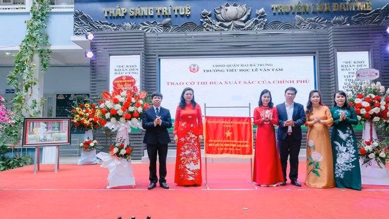 Đại diện Bộ Giáo dục và Đào tạo và Sở Giáo dục và Đào tạo Hà Nội thừa ủy quyền của Thủ tướng Chính phủ trao tặng Cờ thi đua xuất sắc cho tập thể cán bộ, giáo viên Trường tiểu học Lê Văn Tám.