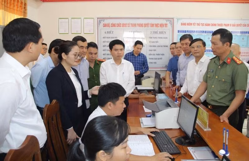 Đoàn công tác của Chính phủ kiểm tra tại bộ phận 1 cửa của UBND xã Thanh Phong, huyện Thanh Liêm.
