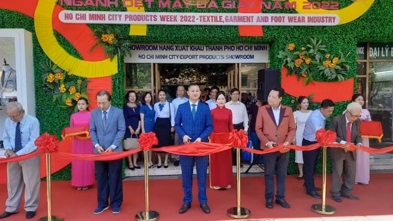 Nghi thức cắt băng khai mạc “Tuần lễ triển lãm sản phẩm ngành dệt may và da giày năm 2022”.