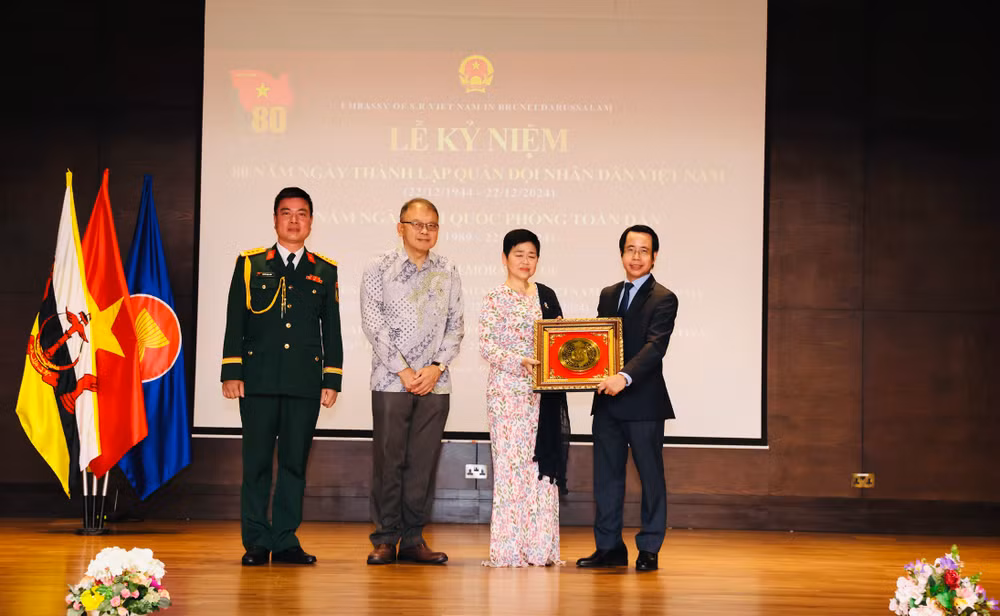 Đại sứ Trần Anh Vũ tặng quà Quyền Thư ký Thường trực Bộ Quốc phòng Brunei Poh Kui Choon. Đại sứ Trần Anh Vũ tặng quà Quyền Thư ký Thường trực Bộ Quốc phòng Brunei Poh Kui Choon.