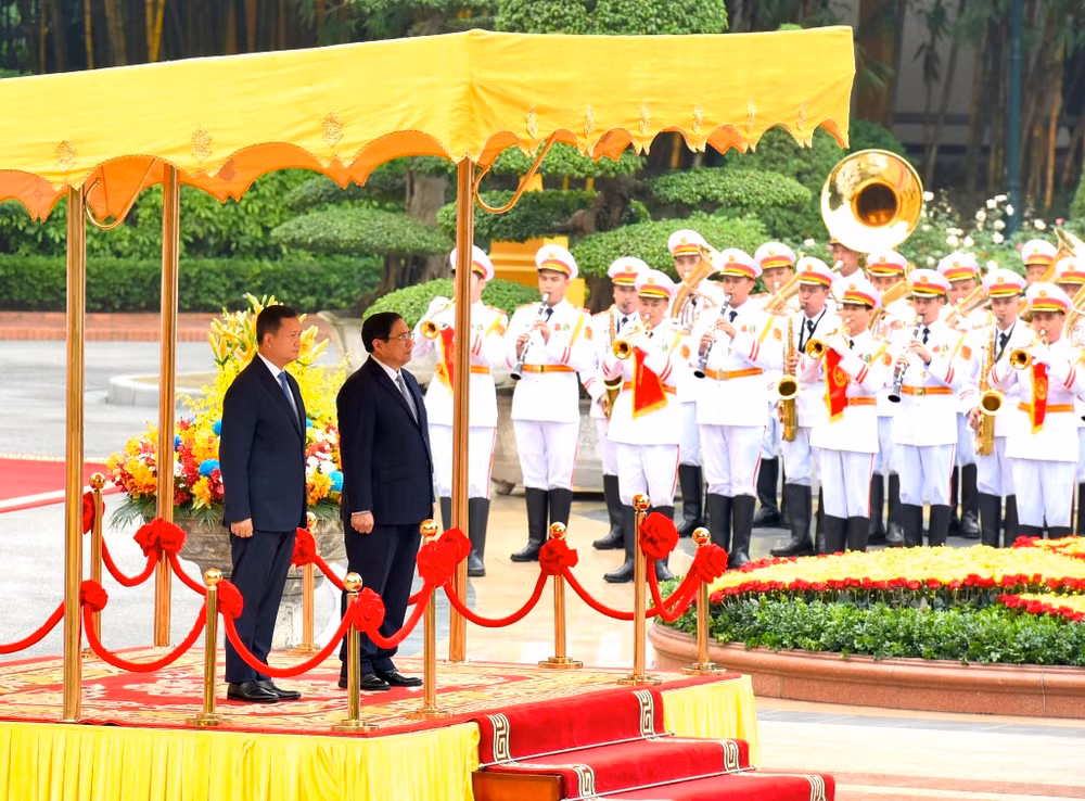 Thủ tướng Phạm Minh Chính và Thủ tướng Vương quốc Campuchia Samdech Moha Bovor Thipadei Hun Manet thực hiện nghi lễ chào cờ hai nước.