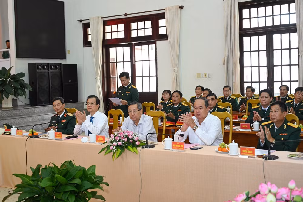 [Ảnh] Chủ tịch Quốc hội Vương Đình Huệ thăm, chúc Tết Bộ Chỉ huy quân sự tỉnh An Giang ảnh 4